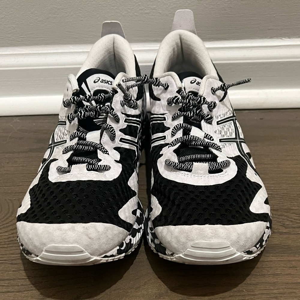 Like new, men’s Aasics running shoes